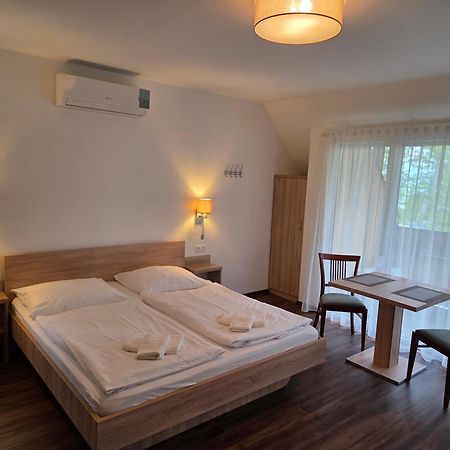 Ádám Apartmanház Siófok Exterior foto