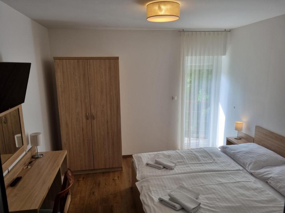 Ádám Apartmanház Siófok Exterior foto