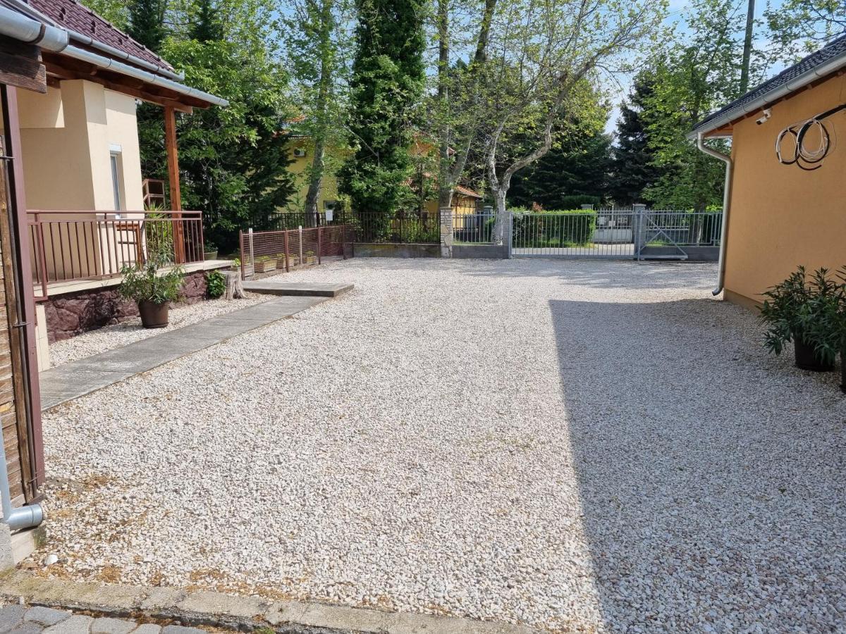 Ádám Apartmanház Siófok Exterior foto