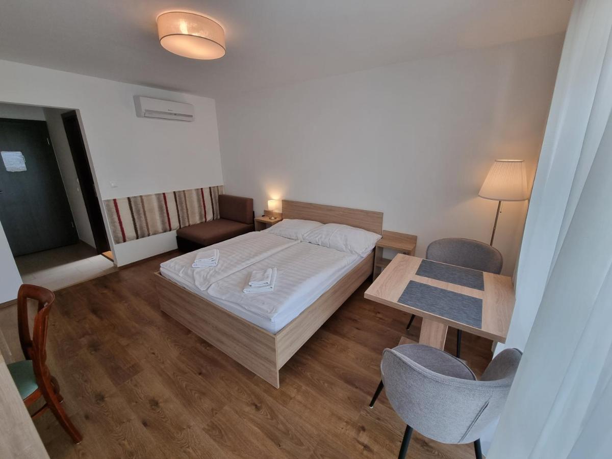 Ádám Apartmanház Siófok Exterior foto