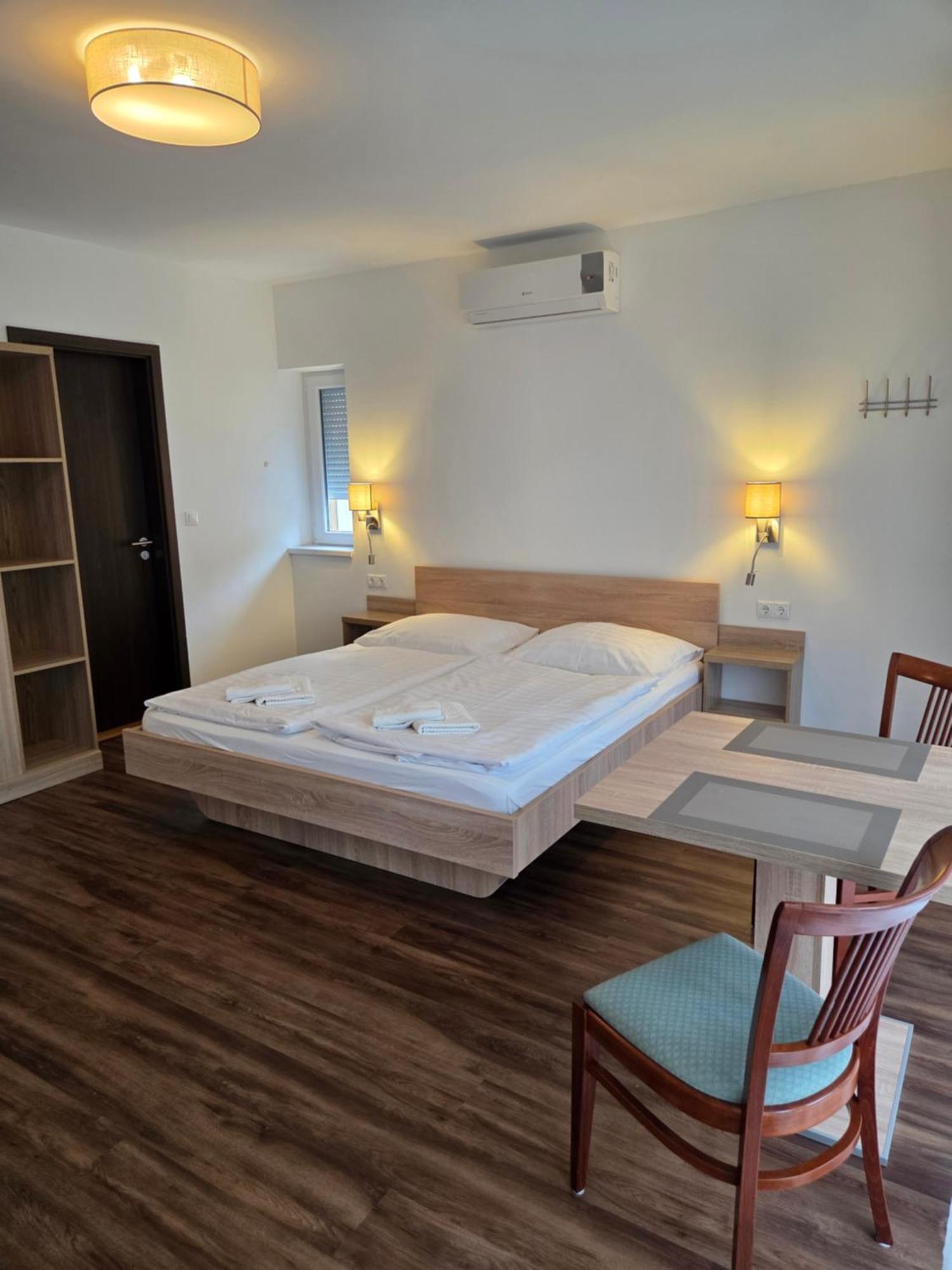 Ádám Apartmanház Siófok Exterior foto