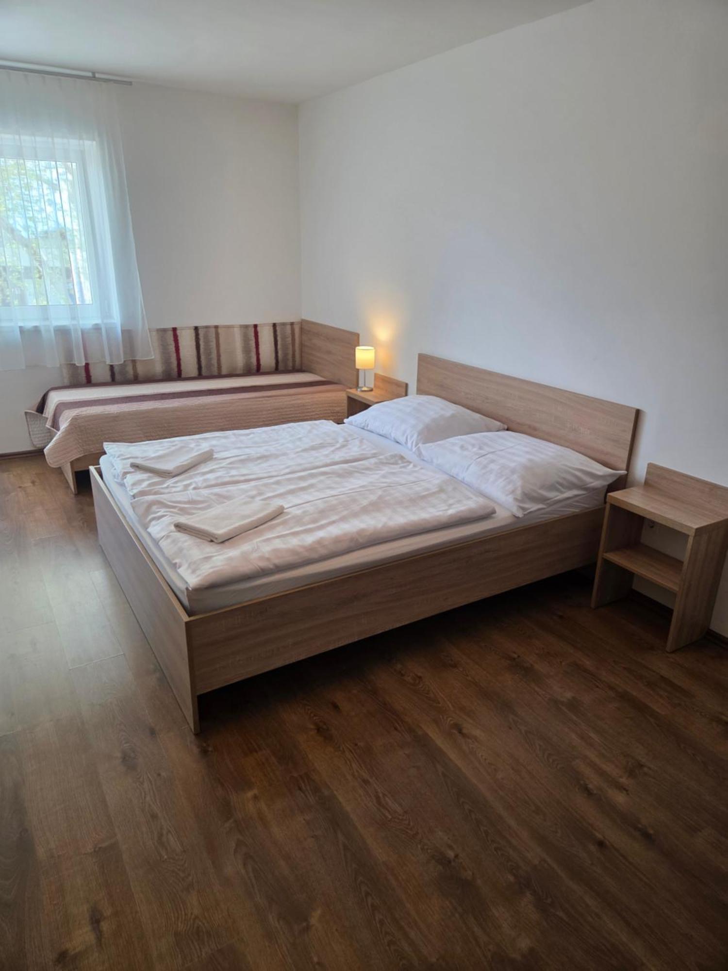 Ádám Apartmanház Siófok Exterior foto