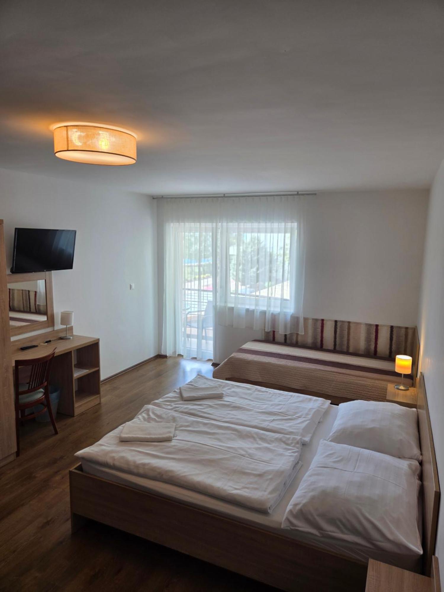 Ádám Apartmanház Siófok Exterior foto