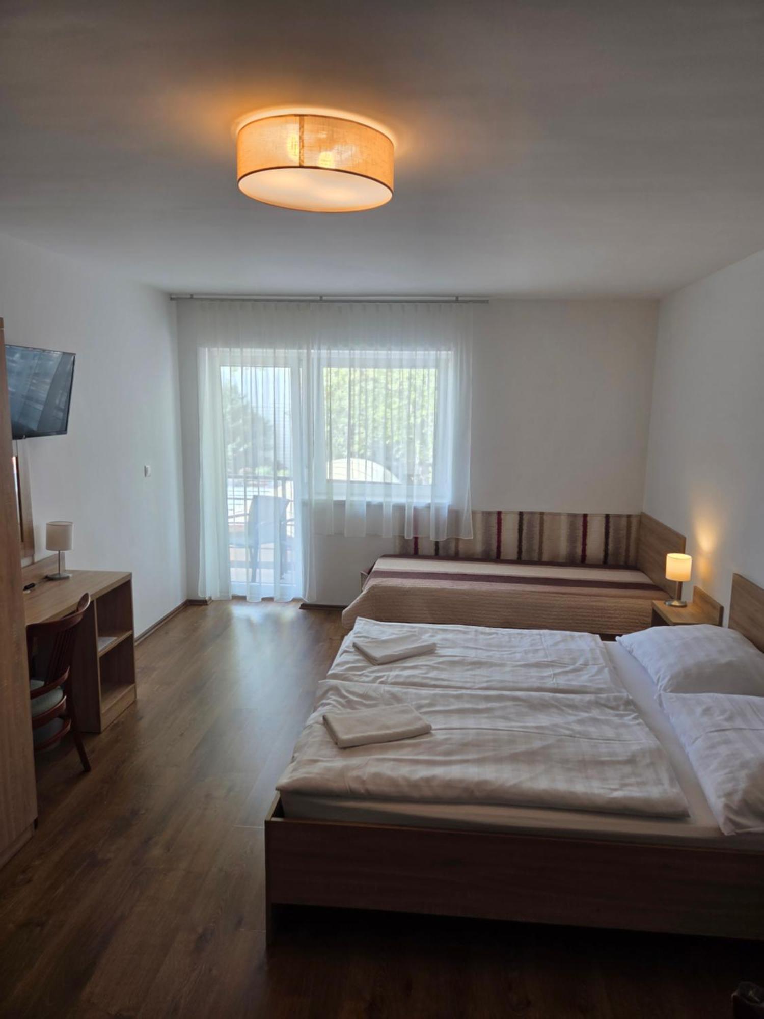 Ádám Apartmanház Siófok Exterior foto