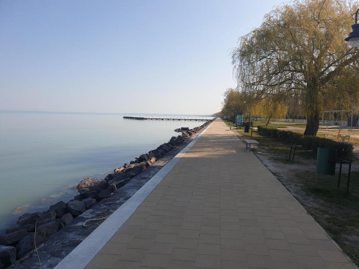 Ádám Apartmanház Siófok Exterior foto